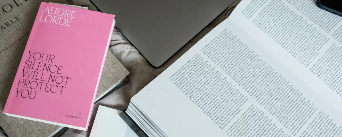 Carnet fermé et téléphone posé sur une table, symbolisant une coupure de communication