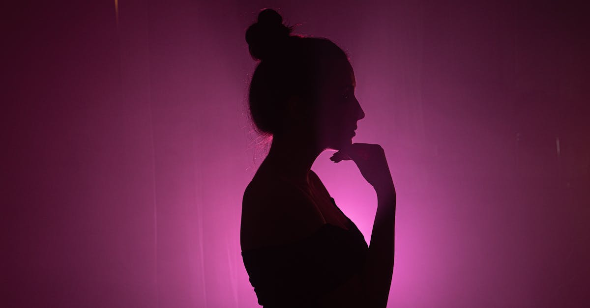 Silhouette d’une femme pensive sur fond violet, symbolisant les réflexions intimes.